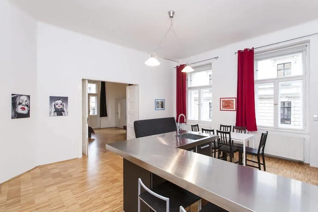 V Lesicku Residence Prague 0*,